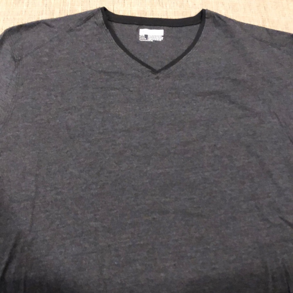 Short sleeve v-neck shirt